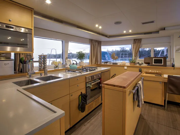 WHISPERS II Lagoon 560 - galley WHISPERS II Lagoon 560 - galley