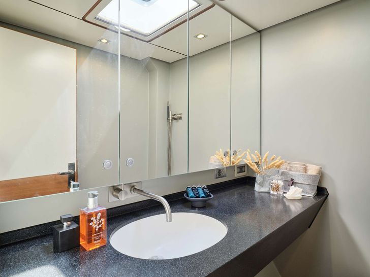 AIZU Trehard 99 - cabin bathroom AIZU Trehard 99 - cabin bathroom