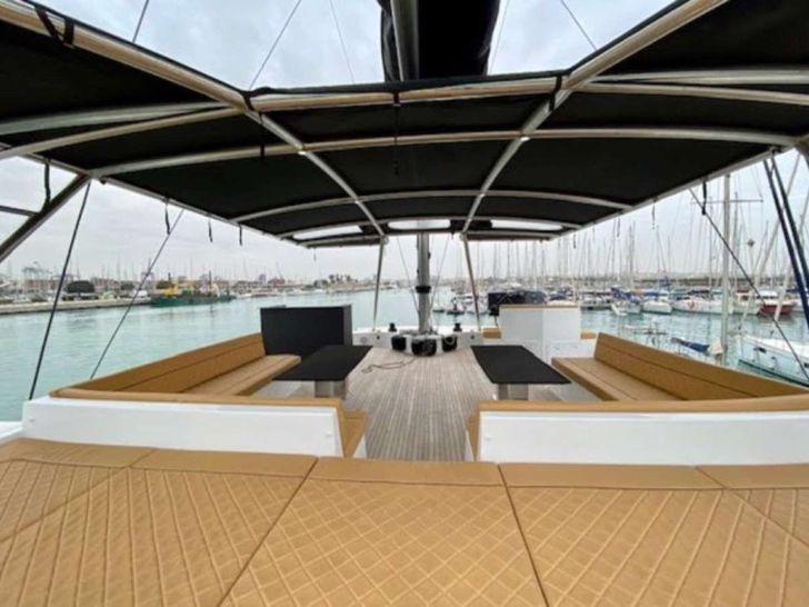 MOON DRAGON - Foredeck lounge area
