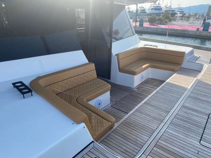 MOON DRAGON - Foredeck lounge area