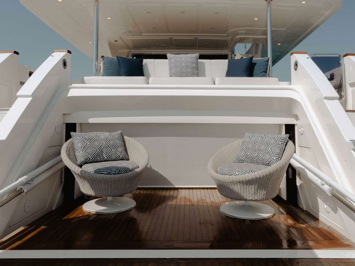 BONUS ROUND Ferretti Custom Line Navetta 28 - beach club BONUS ROUND Ferretti Custom Line Navetta 28 - beach club