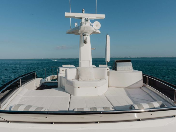 BONUS ROUND Ferretti Custom Line Navetta 28 - flybridge sun beds BONUS ROUND Ferretti Custom Line Navetta 28 - flybridge sun beds