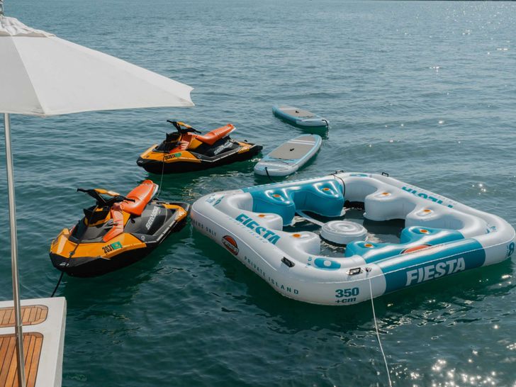 BONUS ROUND Ferretti Custom Line Navetta 28 - water toys BONUS ROUND Ferretti Custom Line Navetta 28 - water toys