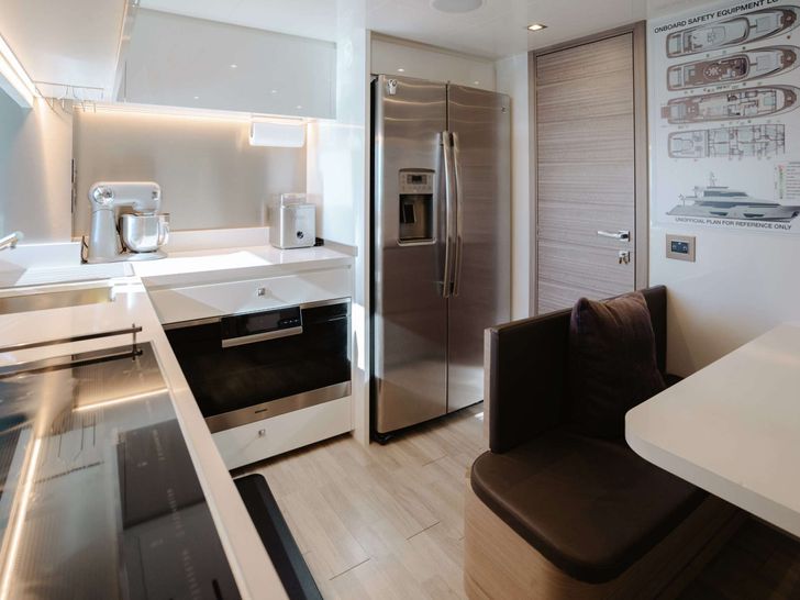 BONUS ROUND Ferretti Custom Line Navetta 28 - galley BONUS ROUND Ferretti Custom Line Navetta 28 - galley