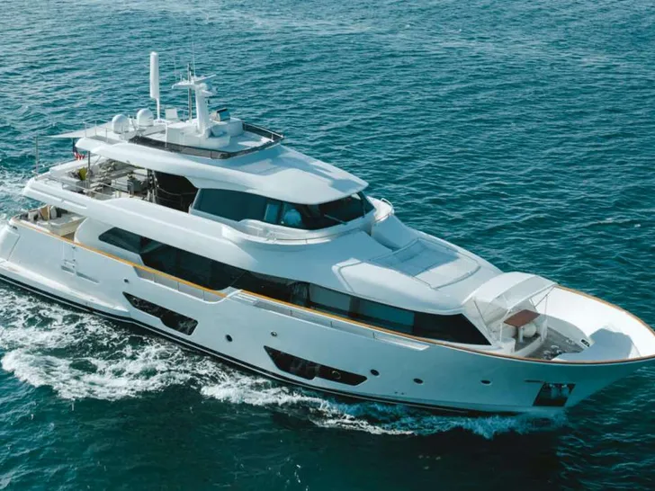BONUS ROUND Ferretti Custom Line Navetta 28 - cruising BONUS ROUND Ferretti Custom Line Navetta 28 - cruising