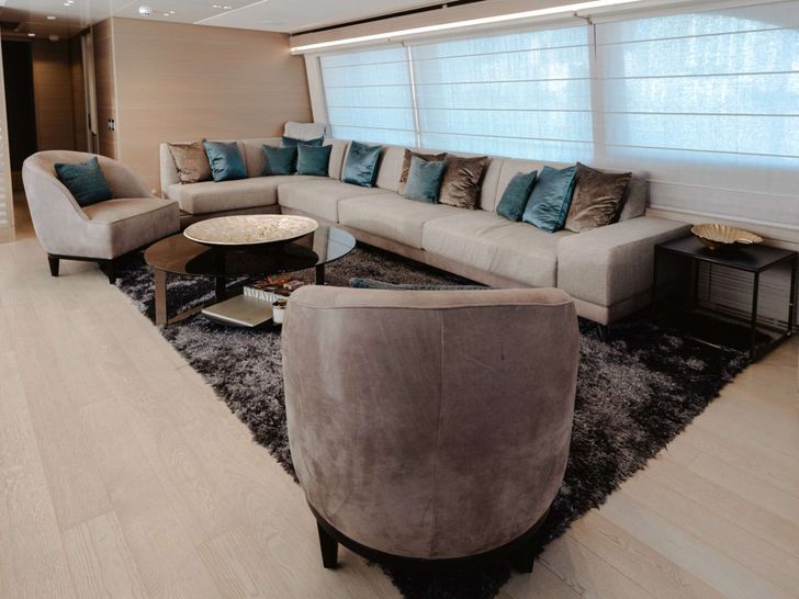 BONUS ROUND Ferretti Custom Line Navetta 28 - main saloon BONUS ROUND Ferretti Custom Line Navetta 28 - main saloon