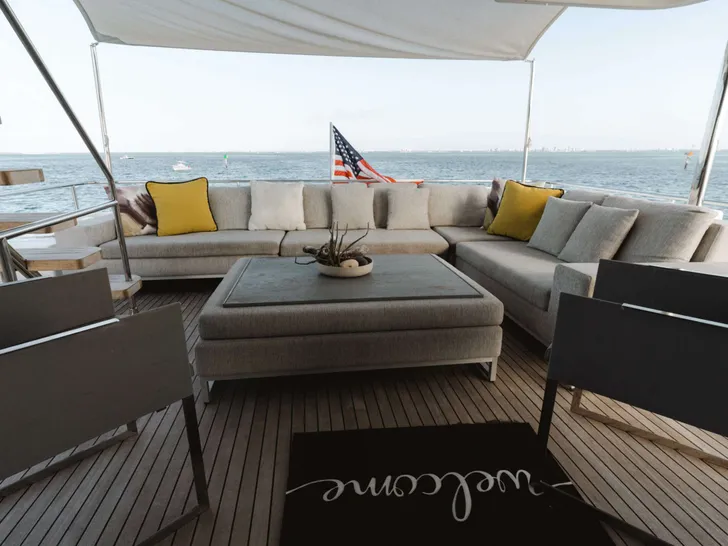 BONUS ROUND Ferretti Custom Line Navetta 28 - alfresco lounge BONUS ROUND Ferretti Custom Line Navetta 28 - alfresco lounge