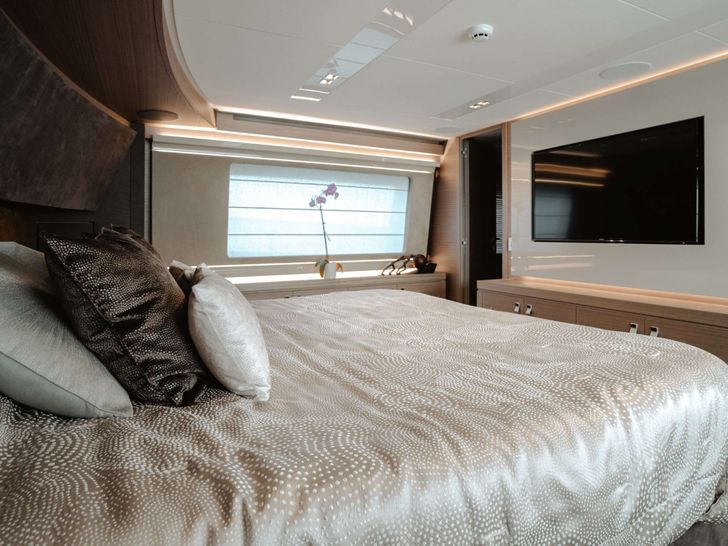 BONUS ROUND Ferretti Custom Line Navetta 28 - master cabin BONUS ROUND Ferretti Custom Line Navetta 28 - master cabin