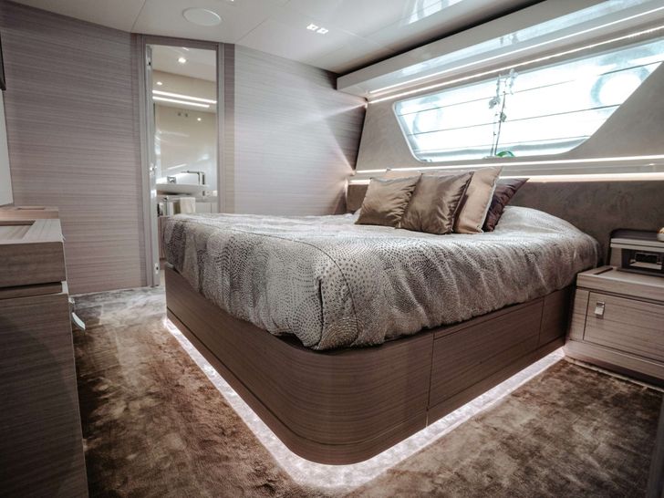 BONUS ROUND Ferretti Custom Line Navetta 28 - VIP cabin BONUS ROUND Ferretti Custom Line Navetta 28 - VIP cabin