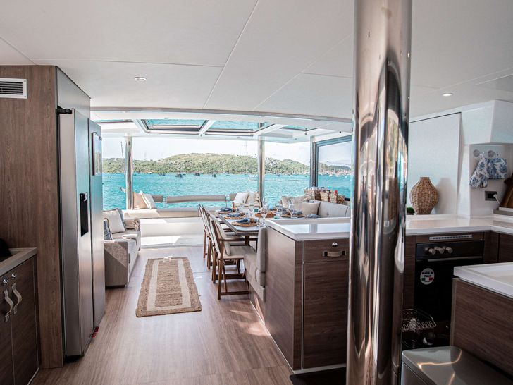 SOUTHERN QUEEN - Leopard 50 - galley SOUTHERN QUEEN - Leopard 50 - galley