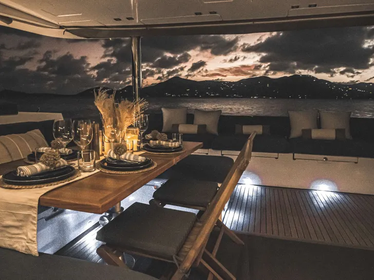 EBB&FLOW Lagoon 560 - alfresco dining EBB&FLOW Lagoon 560 - alfresco dining