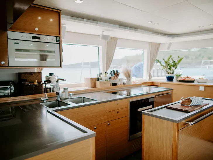 EBB&FLOW Lagoon 560 - galley EBB&FLOW Lagoon 560 - galley