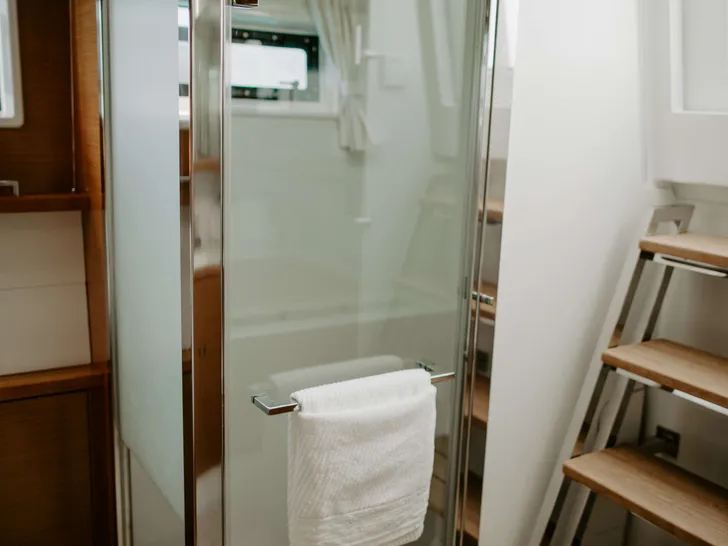 EBB&FLOW Lagoon 560 - master cabin bathroom EBB&FLOW Lagoon 560 - master cabin bathroom