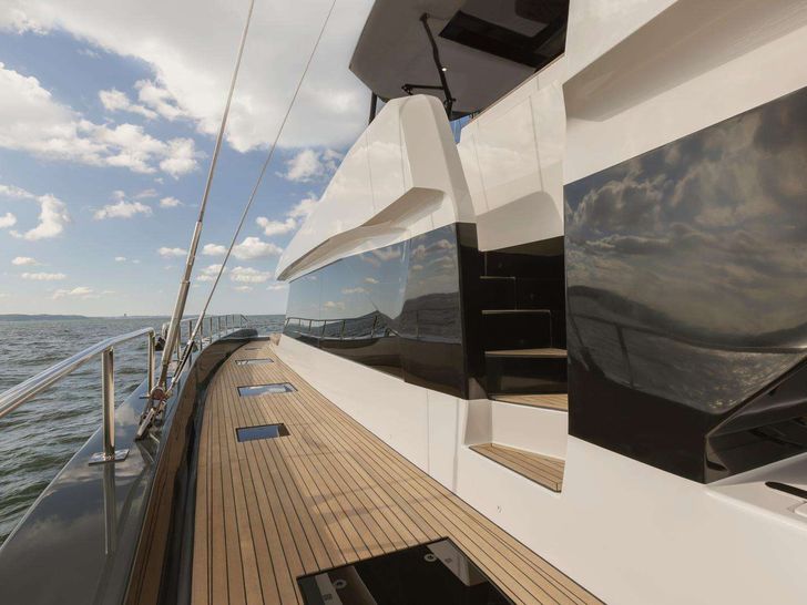 MOONLIGHT Moon Yacht 60 - side walkway MOONLIGHT Moon Yacht 60 - side walkway