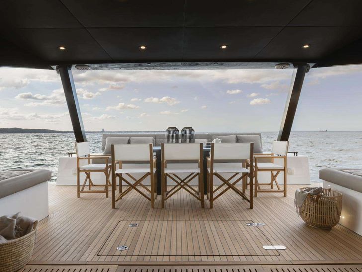 MOONLIGHT Moon Yacht 60 - alfresco dining area MOONLIGHT Moon Yacht 60 - alfresco dining area