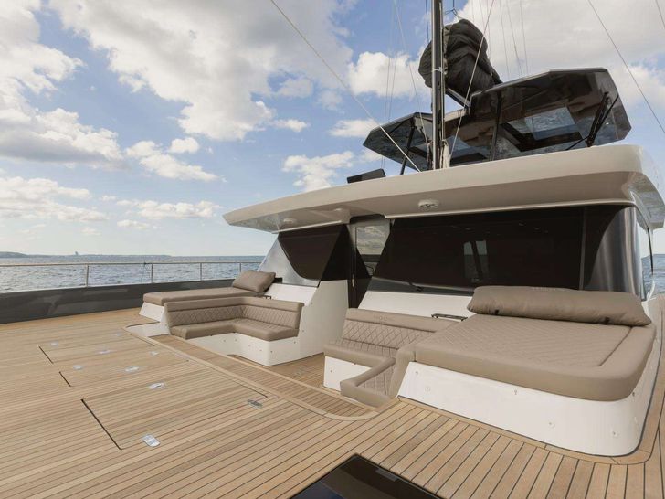 MOONLIGHT Moon Yacht 60 - foredeck MOONLIGHT Moon Yacht 60 - foredeck