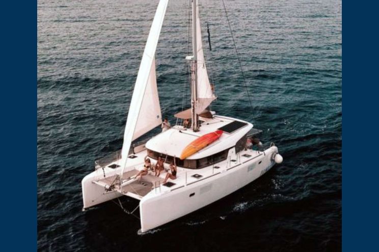 Charter Yacht BUMBLEBEE - Lagoon 39 - 3 Cabins - Grenadines