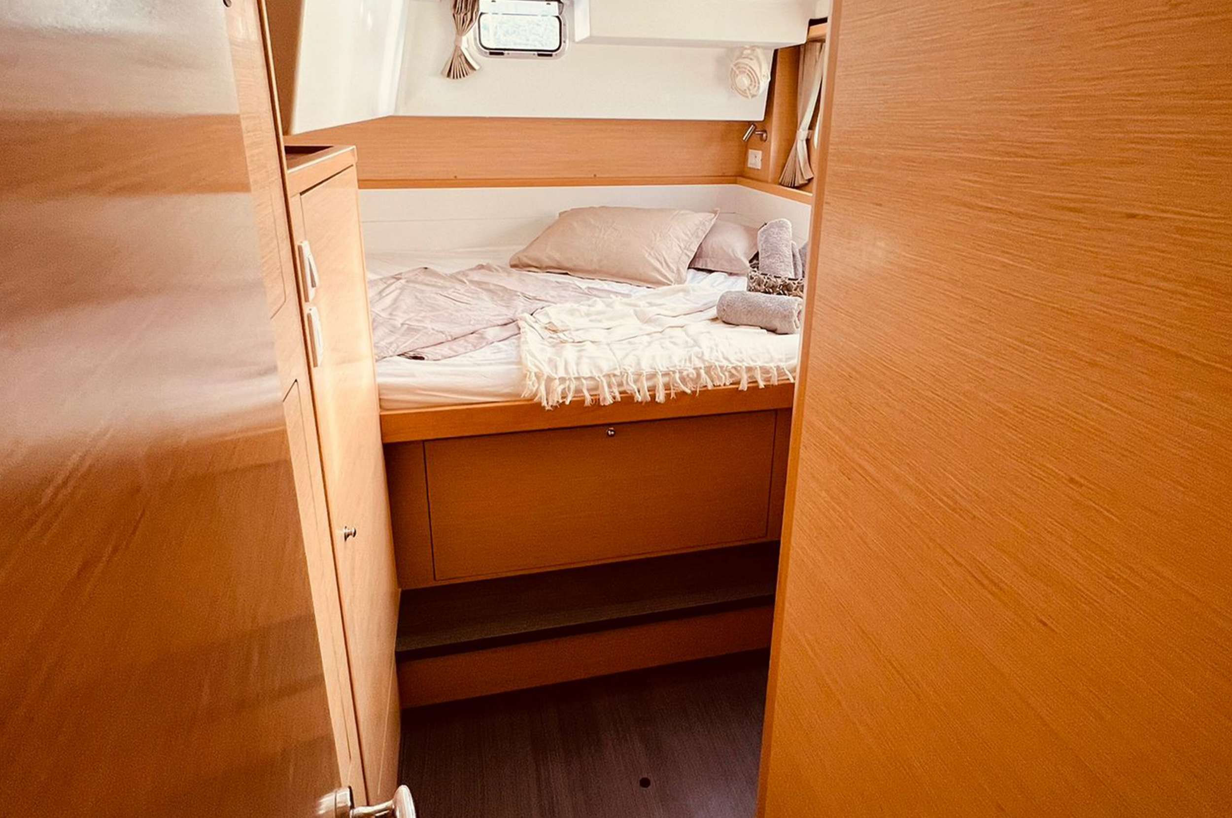 Charter Yacht BUMBLEBEE - Lagoon 39 - 3 Cabins - Grenadines