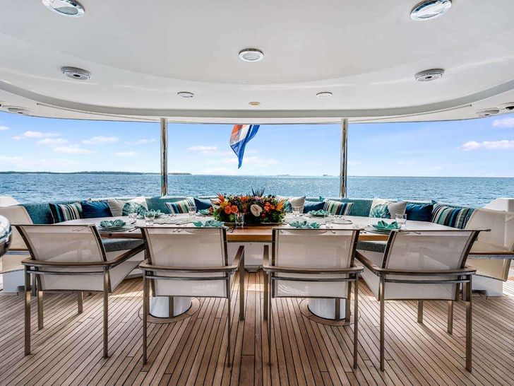 CUPCAKE - Aft Deck CUPCAKE - Aft Deck