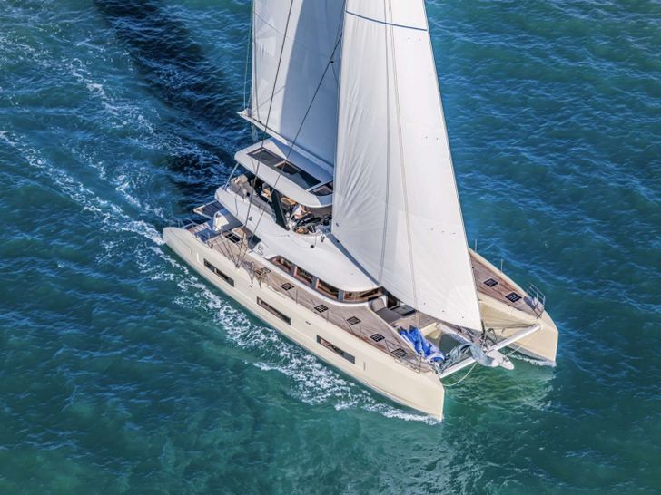 AURA Lagoon 65 - cruising AURA Lagoon 65 - cruising