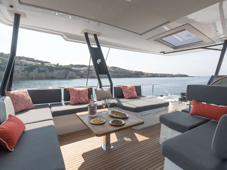 PERFECT LANDING Fountaine Pajot Samana 59 - Flybridge Seating PERFECT LANDING Fountaine Pajot Samana 59 - Flybridge Seating