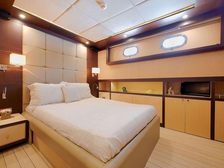 THE WALL 40m Custom Gulet VIP Room THE WALL 40m Custom Gulet VIP Room