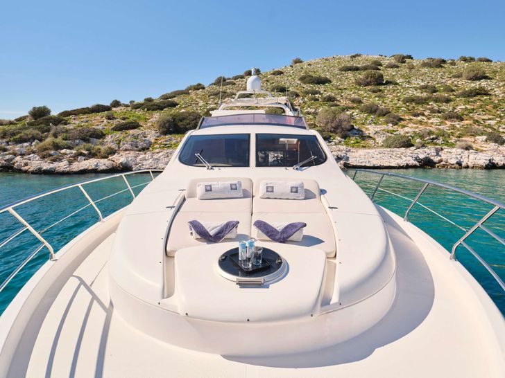 LADY L Altamar 64 - foredeck LADY L Altamar 64 - foredeck