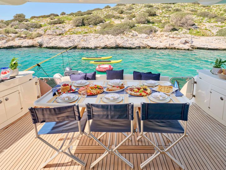 LADY L Altamar 64 - alfresco dining set up LADY L Altamar 64 - alfresco dining set up