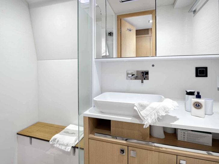WILD ROSE - lavatory and shower WILD ROSE - lavatory and shower