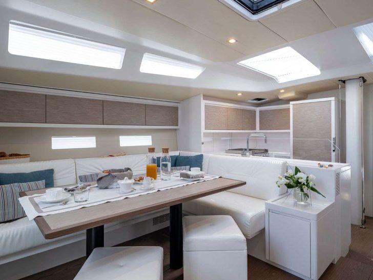 PURA FOLLIA Felci Yacht Design 60 - indoor dining set up PURA FOLLIA Felci Yacht Design 60 - indoor dining set up