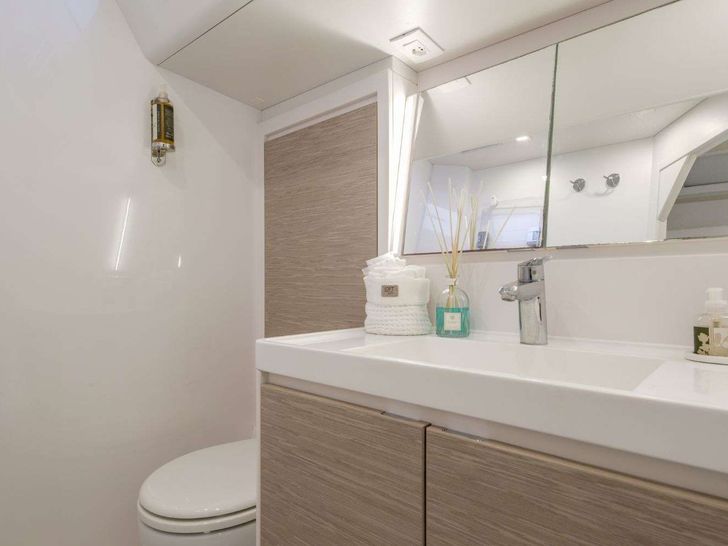 PURA FOLLIA Felci Yacht Design 60 - double cabin bathroom PURA FOLLIA Felci Yacht Design 60 - double cabin bathroom