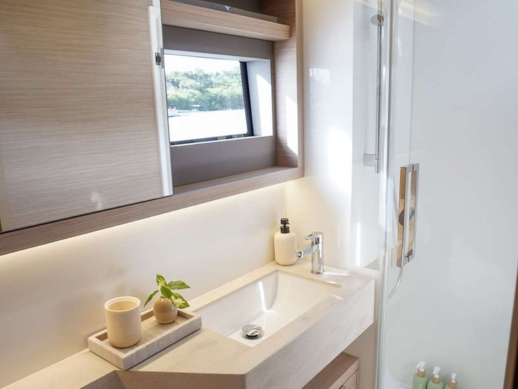 ADAGIO Lagoon 51 - cabin 2 bathroom ADAGIO Lagoon 51 - cabin 2 bathroom
