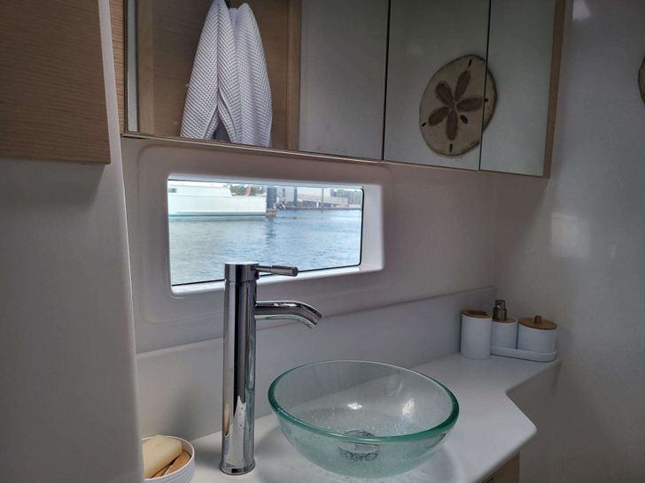 DOLCE VITA Dufour 48 - cabin 1 bathroom lavatory DOLCE VITA Dufour 48 - cabin 1 bathroom lavatory