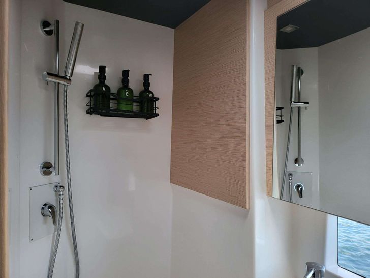 DOLCE VITA Dufour 48 - cabin 1 shower DOLCE VITA Dufour 48 - cabin 1 shower