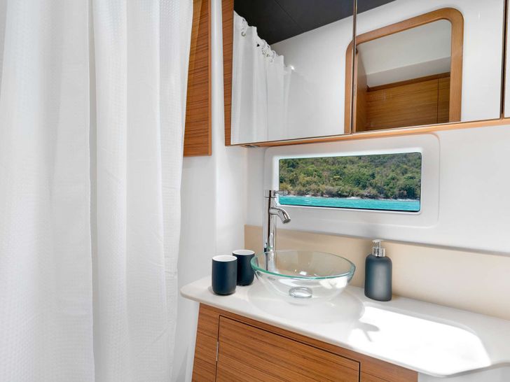 DOLCE VITA Dufour 48 - cabin 2 bathroom DOLCE VITA Dufour 48 - cabin 2 bathroom