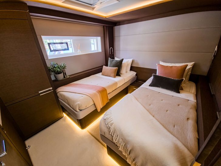 AEOLUS 77 Lagoon 77 - twin cabin AEOLUS 77 Lagoon 77 - twin cabin