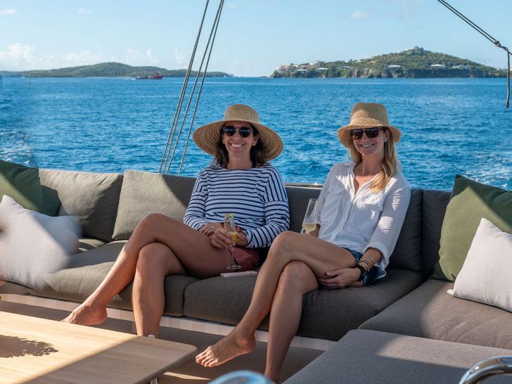 AEOLUS 77 Lagoon 77 - guests on the flybridge AEOLUS 77 Lagoon 77 - guests on the flybridge