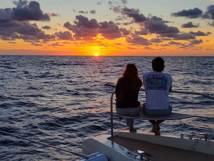 AEOLUS 77 Lagoon 77 - guests under the sunset AEOLUS 77 Lagoon 77 - guests under the sunset