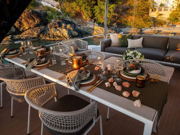 AEOLUS 77 Lagoon 77 - flybridge dining AEOLUS 77 Lagoon 77 - flybridge dining