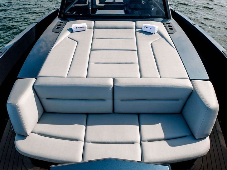 CECE - Vanquish 45,bow cushioned bronzing area CECE - Vanquish 45,bow cushioned bronzing area