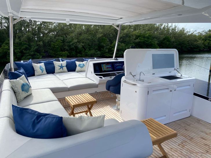 LAGO PARADISE - Sunseeker Manhattan 70,flybridge seating lounge with barbecue area LAGO PARADISE - Sunseeker Manhattan 70,flybridge seating lounge with barbecue area