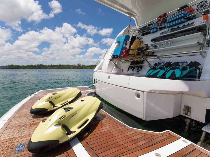 LAGO PARADISE - Sunseeker Manhattan 70,swimming platform with sea bobs LAGO PARADISE - Sunseeker Manhattan 70,swimming platform with sea bobs