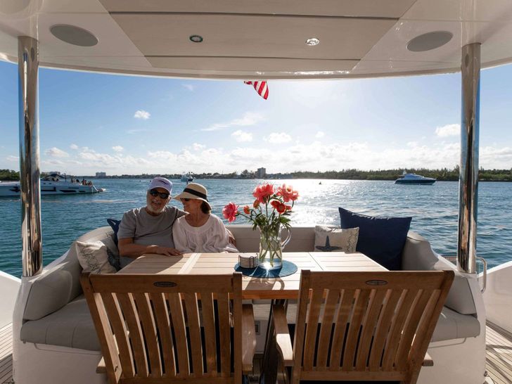 LAGO PARADISE - Sunseeker Manhattan 70,aft alfresco dining area LAGO PARADISE - Sunseeker Manhattan 70,aft alfresco dining area