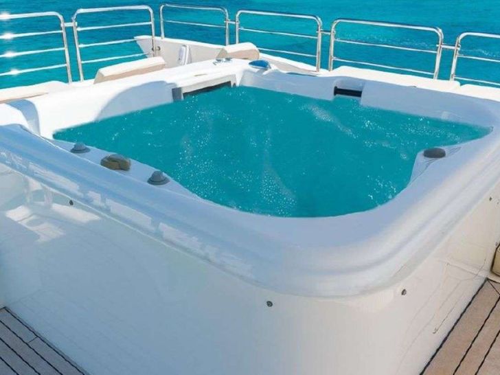 LA FENICE Azimut 88 - jacuzzi LA FENICE Azimut 88 - jacuzzi