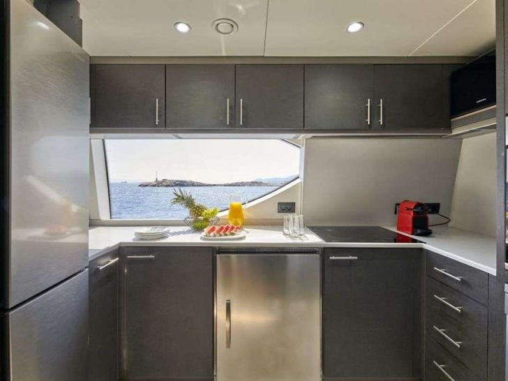 LA FENICE Azimut 88 - galley LA FENICE Azimut 88 - galley