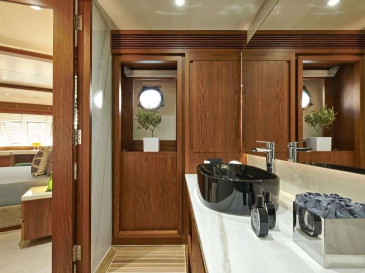 LA FENICE Azimut 88 - master cabin bathroom LA FENICE Azimut 88 - master cabin bathroom