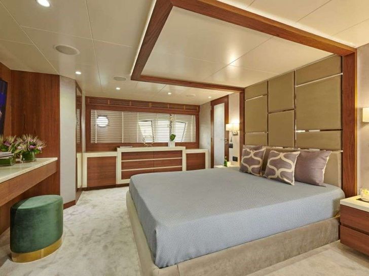 LA FENICE Azimut 88 - master cabin bed LA FENICE Azimut 88 - master cabin bed