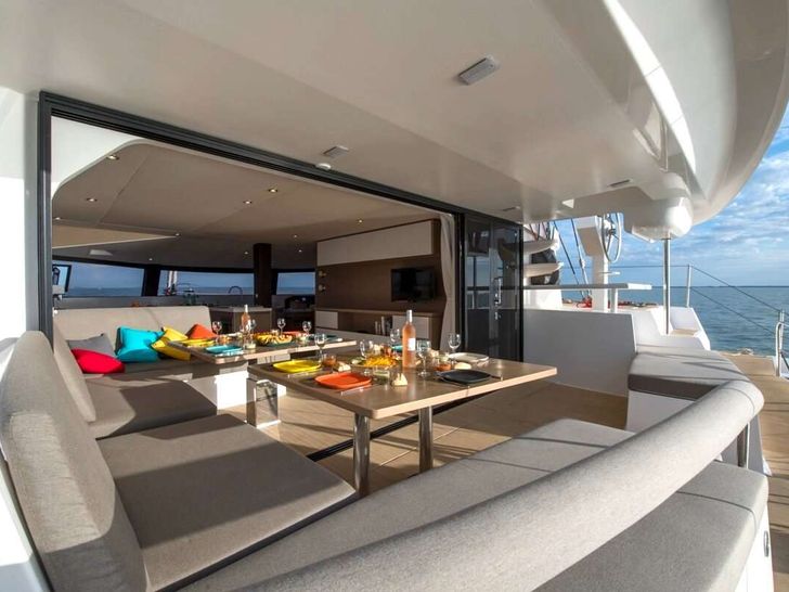 L'OCTANT Neel 51 - aft deck alfresco dining area L'OCTANT Neel 51 - aft deck alfresco dining area