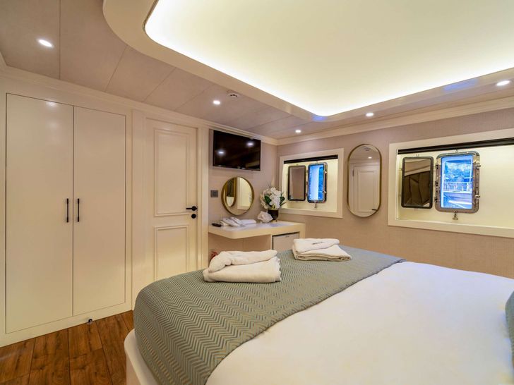 QUEEN OF MAKRI Custom Sailing Yacht 40m - VIP cabin 1 bed and TV QUEEN OF MAKRI Custom Sailing Yacht 40m - VIP cabin 1 bed and TV