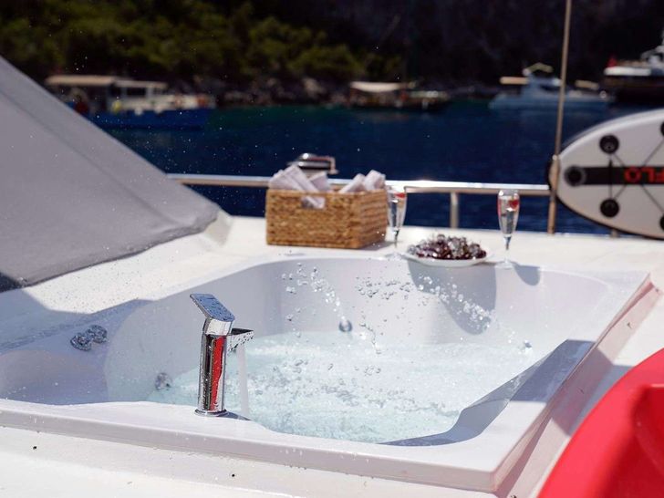 QUEEN OF MAKRI Custom Sailing Yacht 40m - jacuzzi QUEEN OF MAKRI Custom Sailing Yacht 40m - jacuzzi